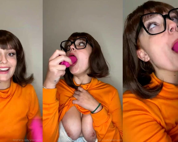 Vicky aka plantluvrrr - 09-29-2021 OnlyFans Video - Stream started at 09292021 1042 pm Velma uses her mouth to play with her favorite toy