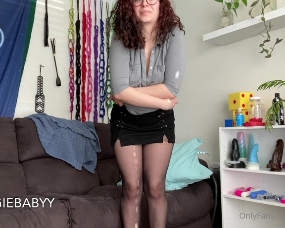 Veggiebabyy aka veggiebabyy - 12-09-2020 OnlyFans Video - Theres a little 3 striptease waiting for you in your DMs