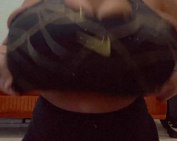 OnlyOneRhonda aka onlyonerhonda - 02-10-2021 OnlyFans Video - Boob drop after my workout