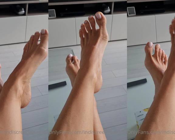 IndiscreetHotAndFit aka indiscreethotandfit - 10-19-2021 OnlyFans Video - In need of a foot rub