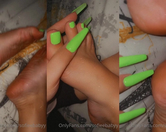 Sofieebabyy aka sofieebabyy - 02-21-2022 OnlyFans Video - Got my hands and feet done and omg this color is fire on my chucky feet