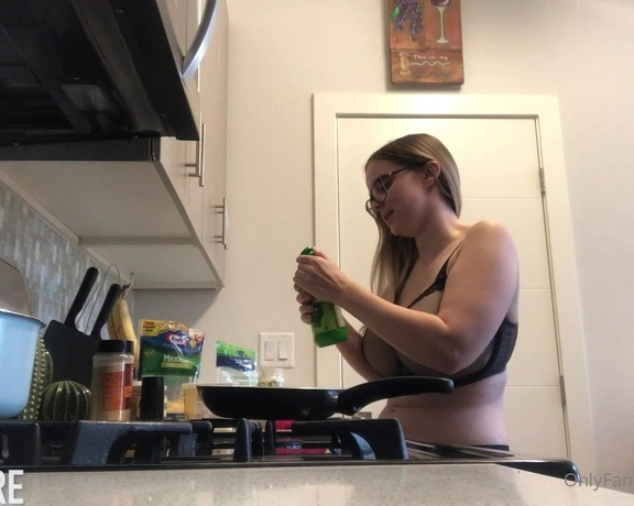 Codi Vore aka codivore - 04-30-2020 OnlyFans Video - So I took my shirt off and made a grilled cheese