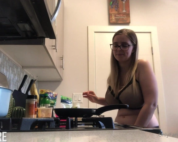 Codi Vore aka codivore - 04-30-2020 OnlyFans Video - So I took my shirt off and made a grilled cheese