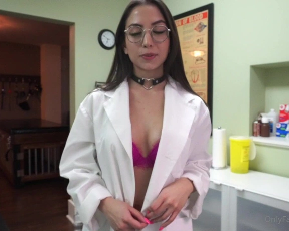 Itsxlilix aka itsxlilix - 04-08-2022 OnlyFans Video - Une petite visite chez la médecin Lili